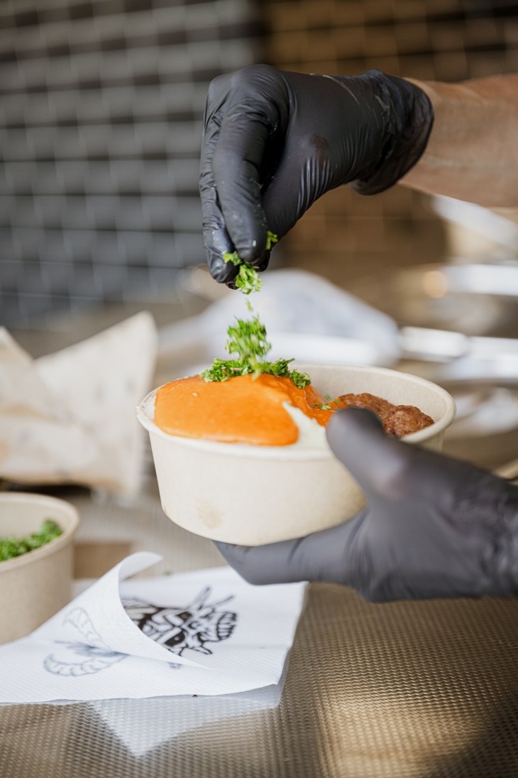 In Bildern: farbenfrohe Gerichte, F&B ganz in Schwarz