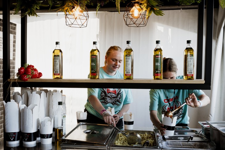 In Bildern: farbenfrohe Gerichte, F&B ganz in Schwarz
